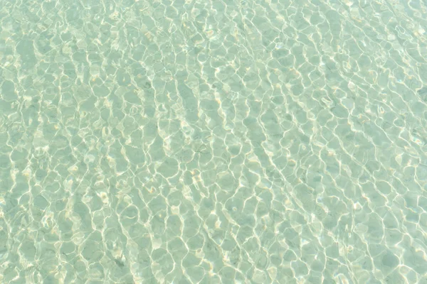 海に水が流れ背景に水面が — ストック写真