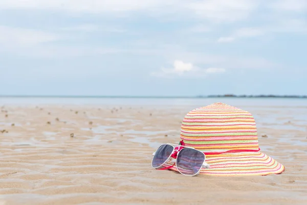 모래가 해변에서의 모자와 선글라스 — 스톡 사진