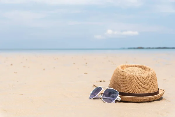 Módní Klobouk Sluneční Brýle Písečné Pláži — Stock fotografie