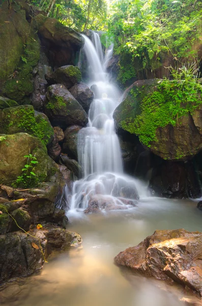 Cachoeira de floresta profunda bonita em Nakornnayok, Tailândia — Fotografia de Stock