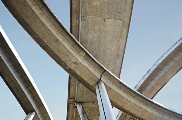 Mavi gökyüzü altında yüksek yol