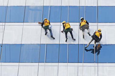 windows yüksek doğmak binasında temizlik işçilerin grup