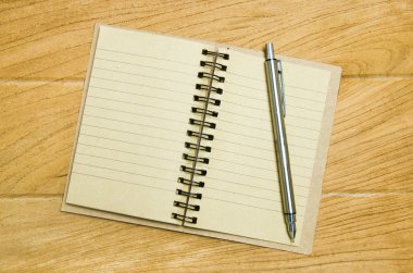 tahta arka planda dizüstü bilgisayar ve kalem