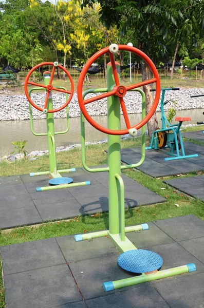 Sprzęt fitness w publicznym parku — Zdjęcie stockowe