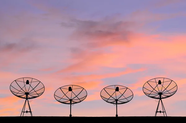 Satellitenschüsseln für die Telekommunikation — Stockfoto