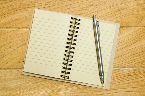 Anteckningsbok och penna på trä bakgrund — Stockfoto