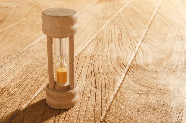 Sandglass na mesa de madeira — Fotografia de Stock