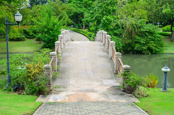 Красивый мост в парке — стоковое фото