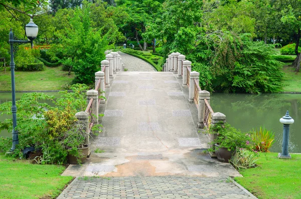 Bela ponte no parque — Fotografia de Stock