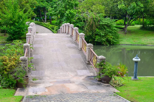 公園内の美しい橋 — ストック写真