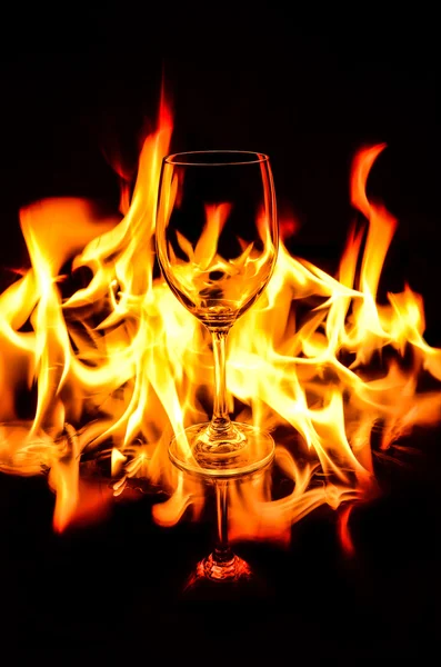 黒い背景に炎のワイングラス — ストック写真