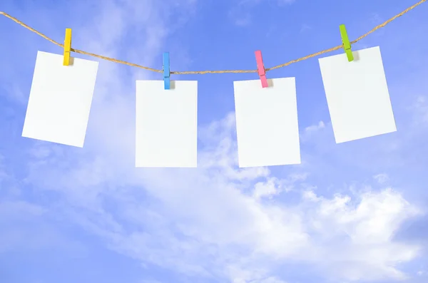 Fotografías blancas y vacías colgadas en un tendedero con Blue Sky b — Foto de Stock