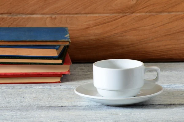 Uma xícara de café e livro em mesa de madeira — Fotografia de Stock