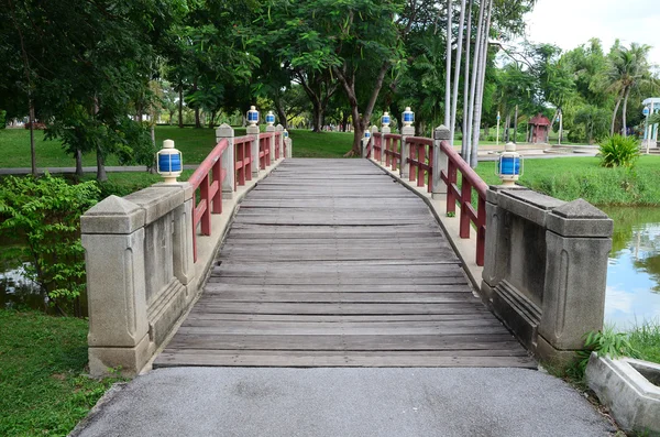 Krásný most v parku — Stock fotografie