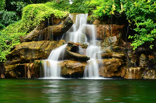 Künstlicher Wasserfall — Stockfoto