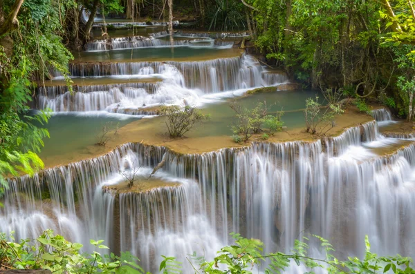 Vízesés mély erdő, huay mae khamin, kanchanaburi, Thaiföld — Stock Fotó