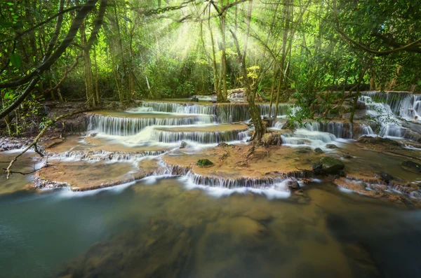 深い森林の滝、huay mae khamin、カンチャナブリ、タイ — ストック写真