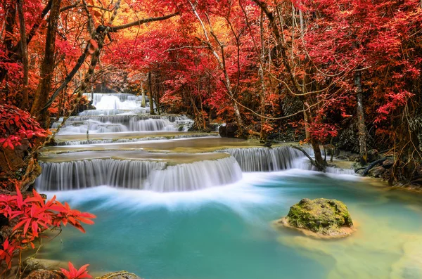 Vackra djupa skogen vattenfall, Huay Mae Khamin, Kanchanaburi , — Stockfoto