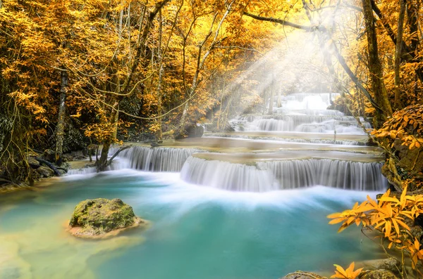 Djupa skogen vattenfall, huay mae khamin, kanchanaburi, thailand — Stockfoto