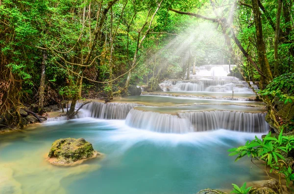 Floresta profunda Cachoeira, Huay Mae Khamin, Kanchanaburi, Tailândia — Fotografia de Stock