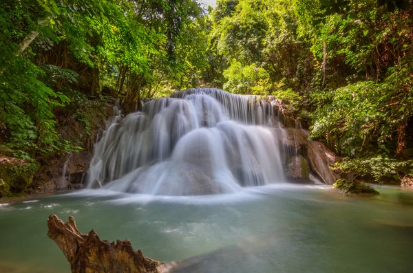 Djupa skogen vattenfall, huay mae khamin, kanchanaburi, thailand — Stockfoto