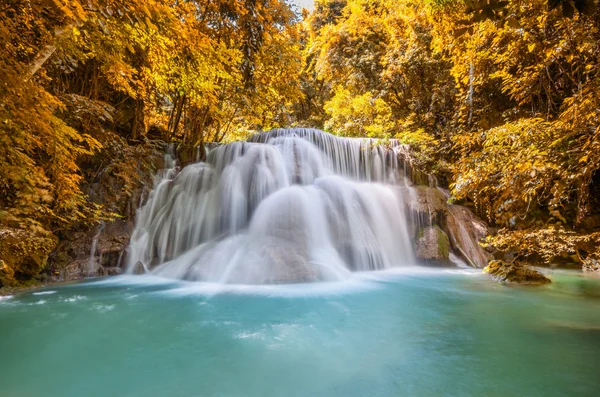 Водоспад глибині лісу, Хуай mae khamin, Канчанабурі, Таїланд — стокове фото