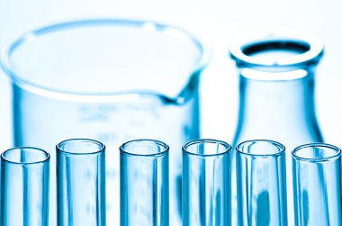 laboratuvar test tüpleri satırları