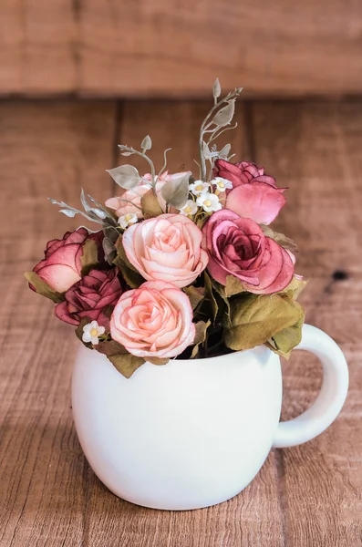Vintage květináč na dřevěný stůl pozadí — Stock fotografie
