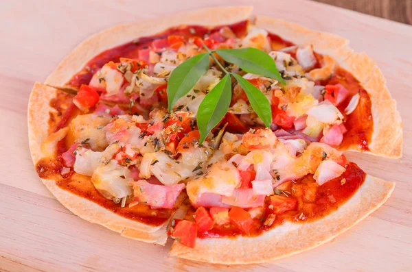 Tortilla pizza z mozzarellą, pieprzem i bazylią na — Zdjęcie stockowe