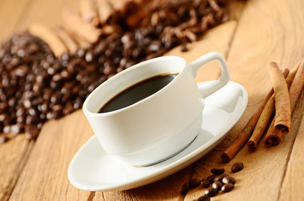 Taza de café y granos de café alrededor — Foto de Stock