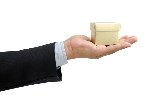 Бизнесмен предлагает подарочную коробку в руке изолированы на белом фоне — стоковое фото