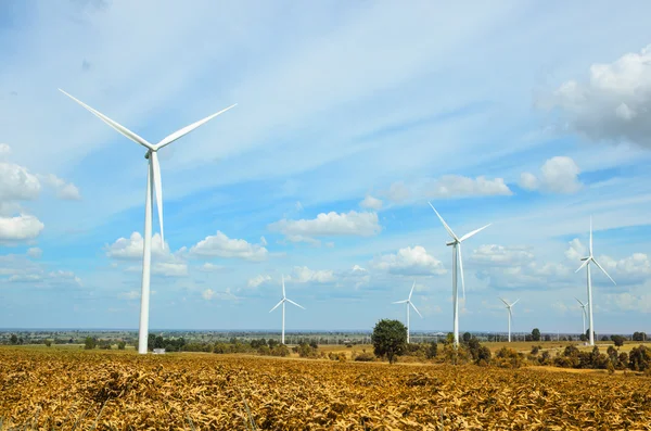 Turbina eólica contra fondo azul nublado del cielo — Foto de Stock