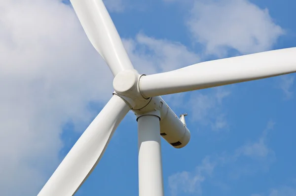 Wind turbine against cloudy blue sky background — Stock Photo, Image