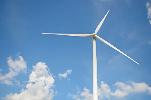 Éolienne sur fond de ciel bleu nuageux — Photo