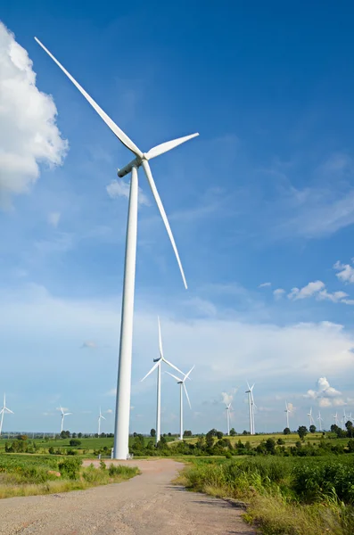 Éolienne sur fond de ciel bleu nuageux — Photo