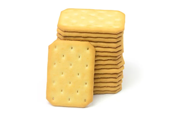 Galletas saladas en forma cuadrada sobre fondo blanco —  Fotos de Stock