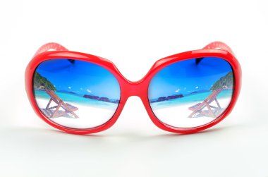 güzel deniz scape bir yansıması ile kırmızı güneş gözlüğü