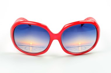 güzel deniz scape bir yansıması ile kırmızı güneş gözlüğü