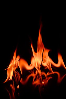 alevler siyah arkaplanda