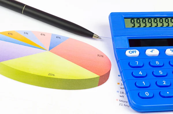 Calculadora, caneta e gráfico, análise de negócios — Fotografia de Stock