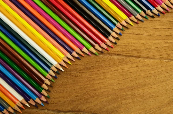 Crayons de couleur sur fond bois — Photo