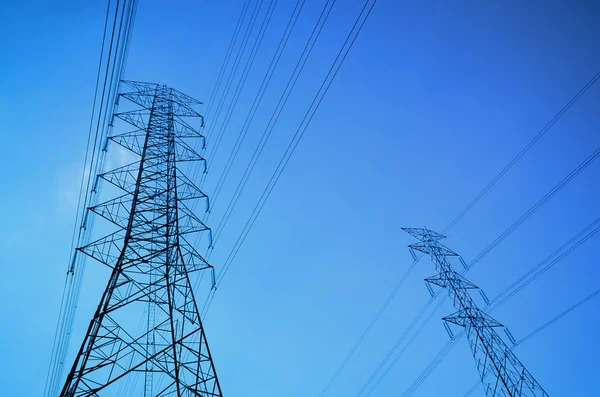 Poste eléctrico bajo cielo azul —  Fotos de Stock