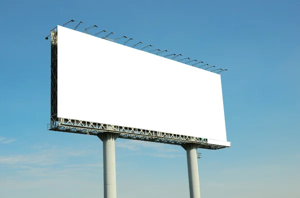 Mavi gökyüzü arka plan için yeni adver hazır ile büyük boş billboard — Stok fotoğraf