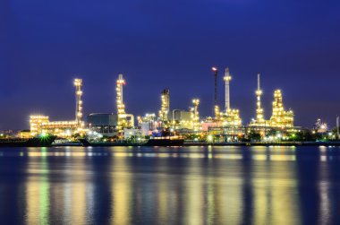 Alacakaranlıkta petrol rafinerisi