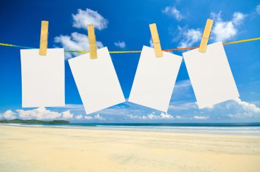 clothesline mavi gökyüzü b ile asılı boş beyaz fotoğraf