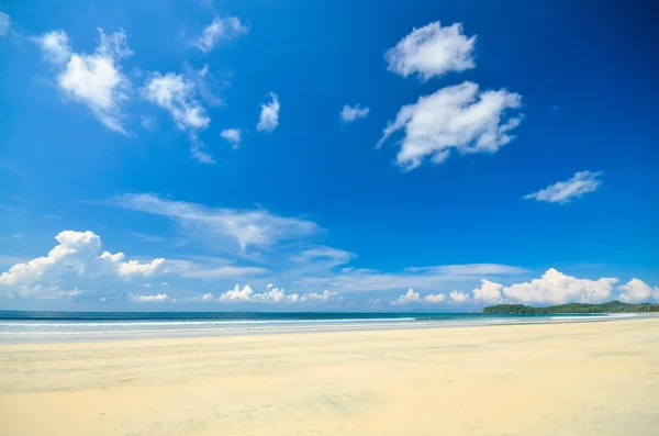 The blue sky at koh Payam, Ranong, Thailand — стоковое фото