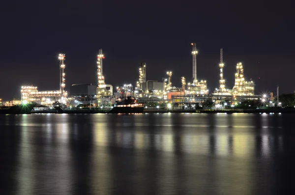Oljeraffinaderianläggning vid skymning — Stockfoto