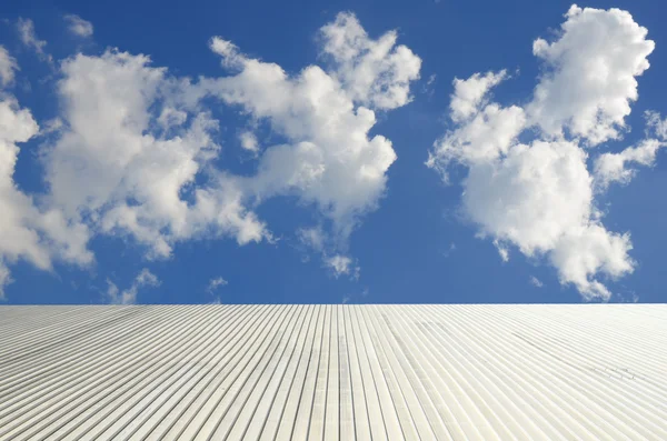 Dach unter schönem Himmel — Stockfoto