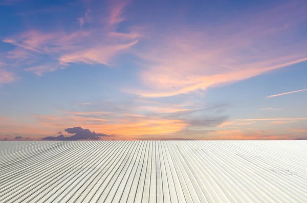 Telhado sob o céu bonito — Fotografia de Stock