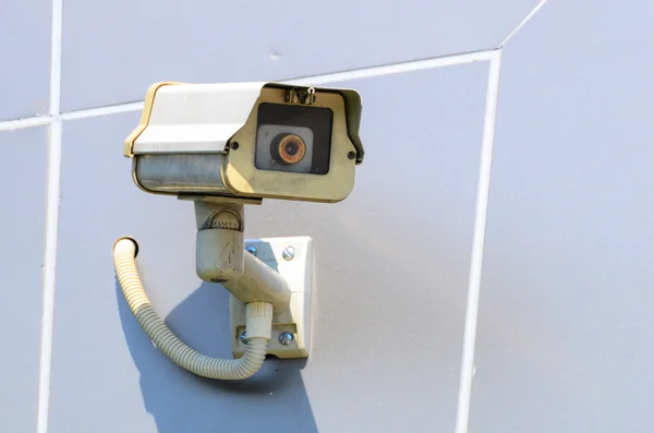 Câmera de segurança de vigilância ou CCTV na parede — Fotografia de Stock